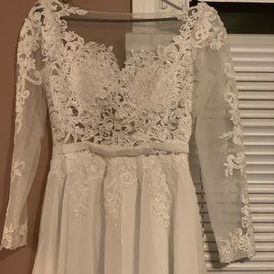 Vestido de novia y zapatillas